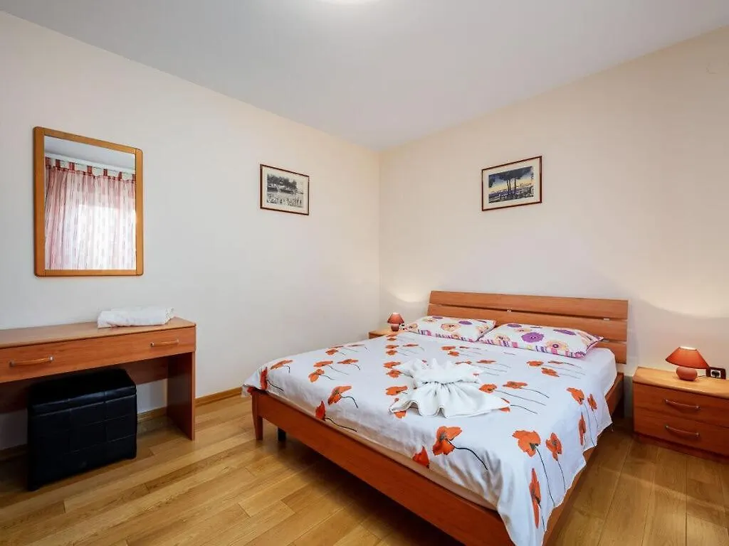 Gulic 1 Comfortable Holiday Residence Porec